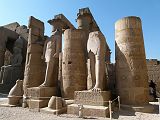 Louxor Temple Cour Ramses 2 0034